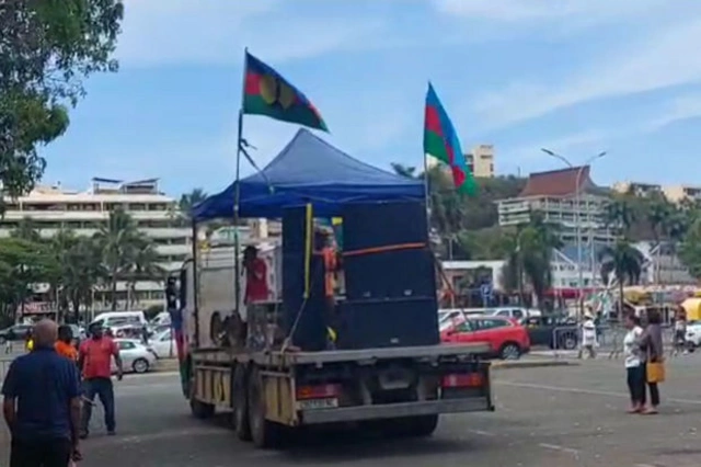 В Новой Каледонии протестующие против колониальной политики Франции подняли флаг Азербайджана - ВИДЕО